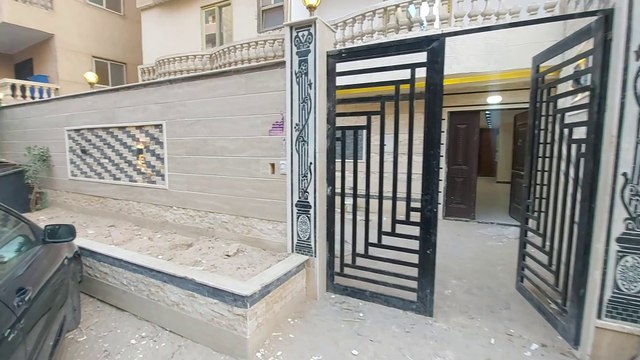 للبيع شقة ارضي بحديقه 250متر بحدائق الأهرام البوابه الاولي بجوار محطة المترو الجديدة 4غرف