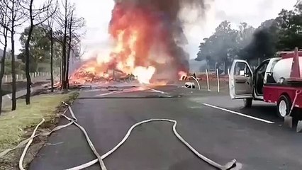 Tráiler se incendia sobre una autopista de Michoacán