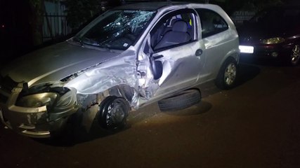 Celta e Ford Fiesta se envolvem em acidente violento no Brasmadeira