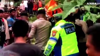 Indonesia: piogge torrenziali causano frana,  le operazioni di soccorso