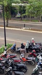 Kasihan mbaknya, berusaha hidupin motor berulang kali tapi enggak bisa hidup mungkin ada yang mau bantu?