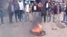 राजसमंद: आक्रोश में राजपूत समाज, प्रदर्शनकारियों ने जलाए टायर, की नारेबाजी, देखें VIDEO