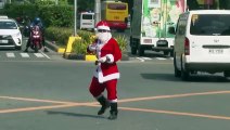 شاهد: بابا نويل يرقص وينظم حركة المرور في مانيلا