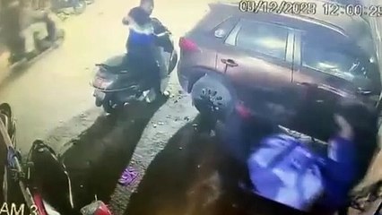 कारीगर 10 करोड़ का सोना स्कूटी पर लेकर फरार, चोरी करने का हैरान करने वाला वीडियो आया सामने