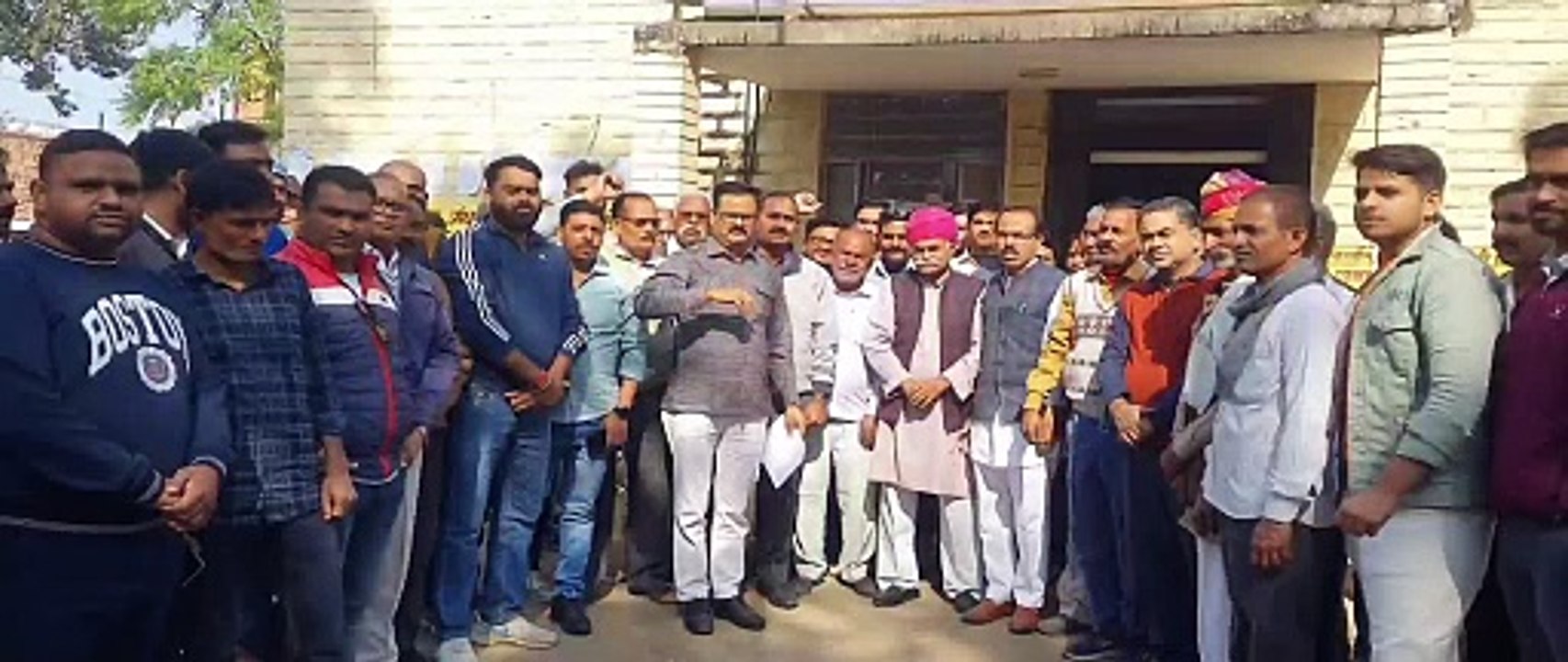 आक्रोशित राजपूत समाज ने तहसील कार्यालय में किया विरोध प्रदर्शन