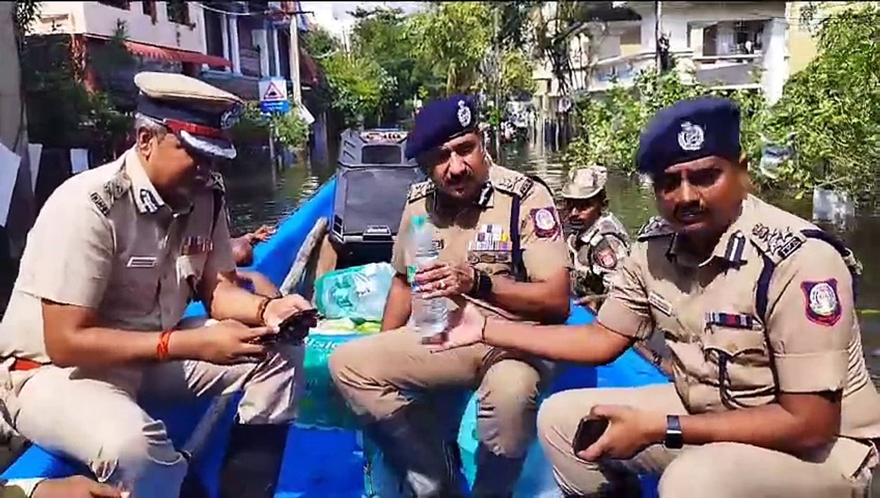 VIDEO: चेन्नई पुलिस कमिश्नर संदीप राठौड़ ने नाव से बाढ प्रभावित इलाकों का किया निरीक्षण
