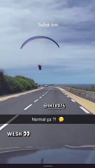 Saint-Leu : Un parapentiste atterrit sur la route