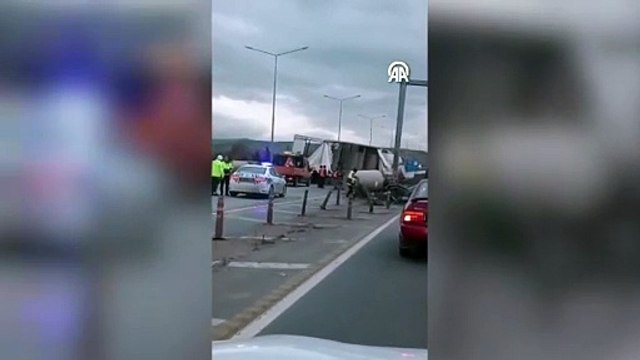 Eskişehir'de tır köprü koruma demirlerine çarptı