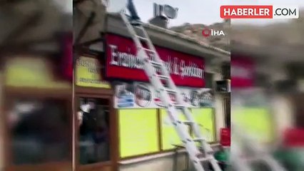 Çatıda mahsur kalan karga kurtarıldı