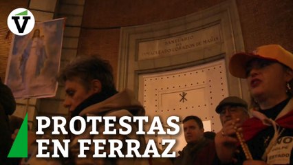 Rosarios y protestas de nuevo en Ferraz durante el Día de la Constitución