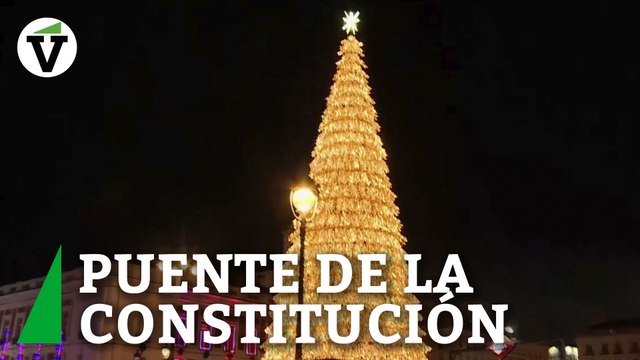 Las luces de Navidad y los comercios abiertos llenan de visitantes el centro de Madrid durante el puente de la Constitución