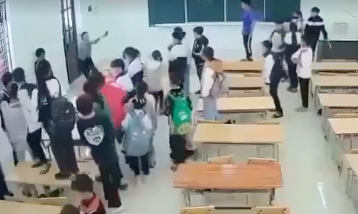 Vụ cô giáo bị học sinh dồn vào góc tường: Đình chỉ chức vụ hiệu trưởng trường