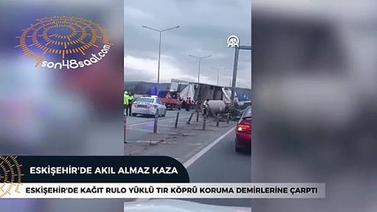 Eskişehir'de kağıt rulo yüklü tır köprü koruma demirlerine çarptı