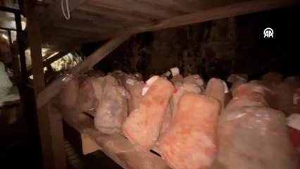 36 metre derinliğindeki mağarada peynir olgunlaştırıyorlar