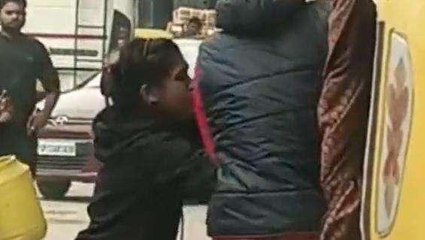 वाराणसी में बीच सड़क जमकर बवाल, देखिए तांडव का लाइव वीडियो