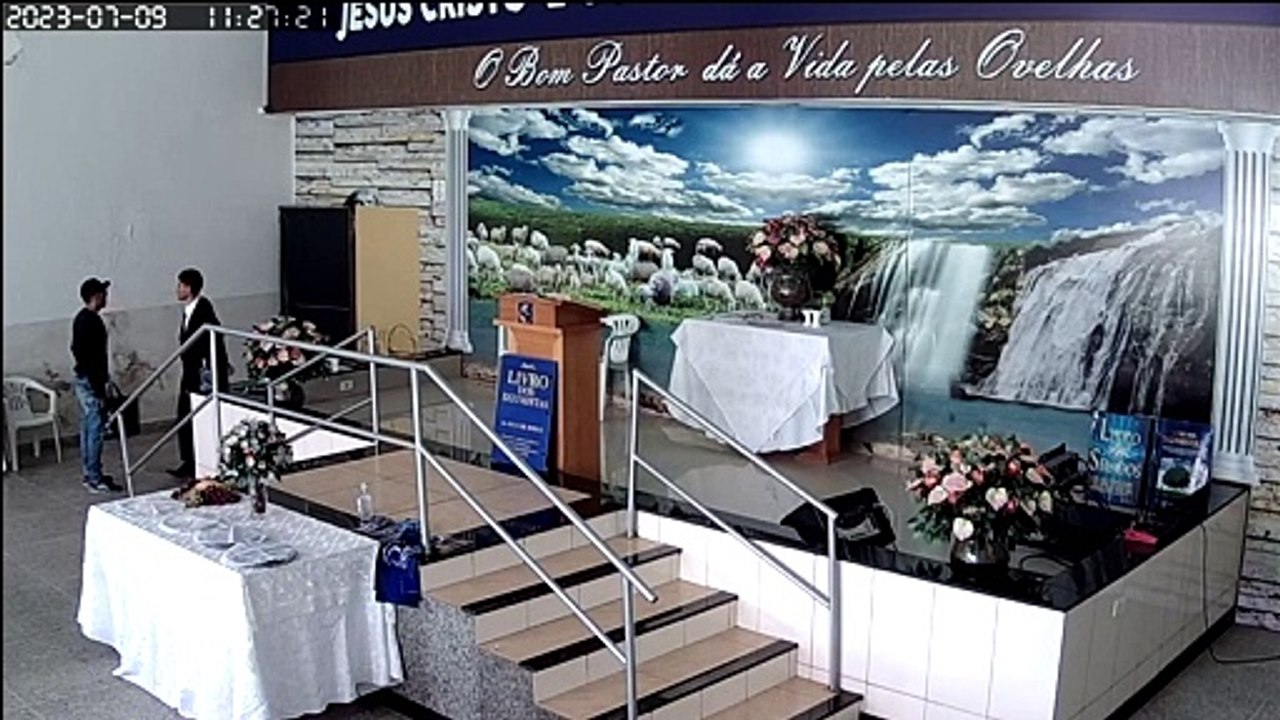 Ex-pastor se passa por fiel, rende pastor e assalta igreja