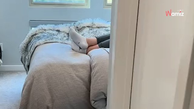 Il entre dans la chambre et trouve un intrus dans les bras de sa femme : 9,2M de personnes restent scotchées