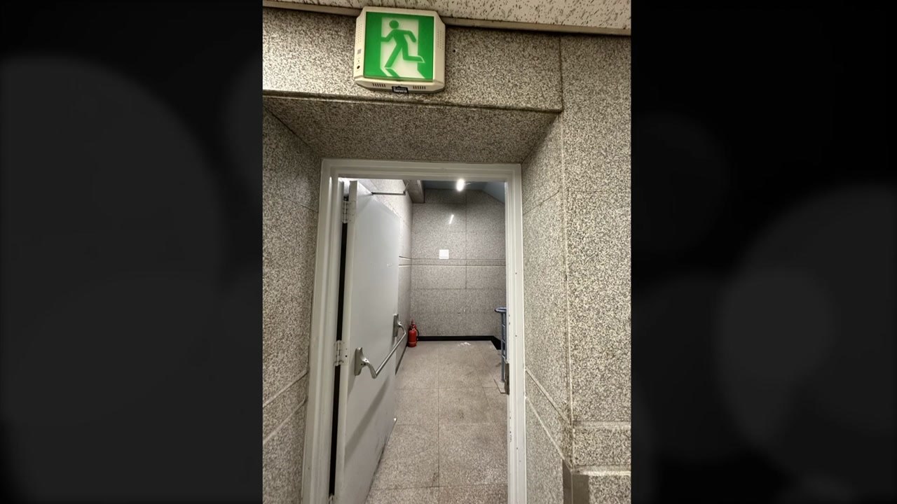 소화기 없고 방화문 활짝...대형쇼핑몰 여전히 화재 취약 / YTN
