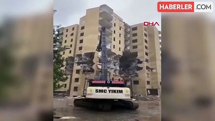 Deprem sonrası tahliye edilen bina yıkım sırasında çöktü