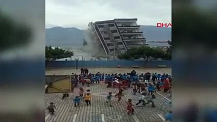 Okul yanında yıkım... Öğrencilerin panik anları kamerada
