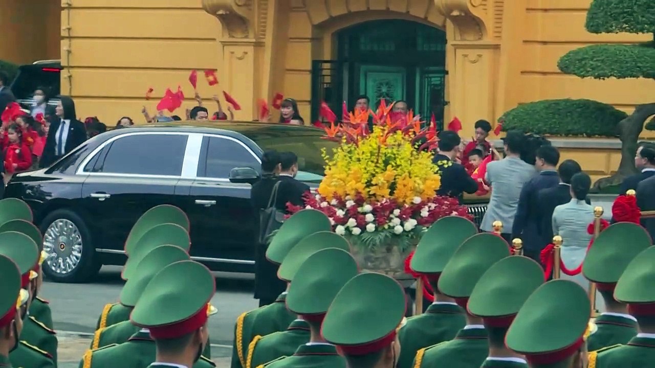 Xi Jinping chega ao Vietnã