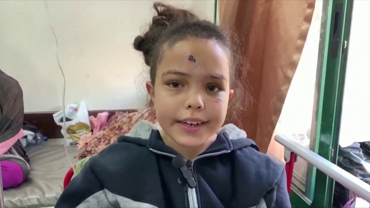 لا تعلم أن جميع أسرتها رحلوا بالقصف.. طفلة فلسط...
