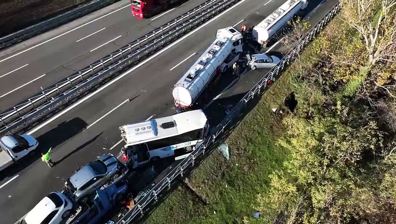 Maxi incidente in A21 tra mezzi pesanti: 12 feriti, due in codice rosso