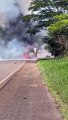 Caminhão com fogos de artifício pega fogo nesta manhã na BR-272, em Goioerê
