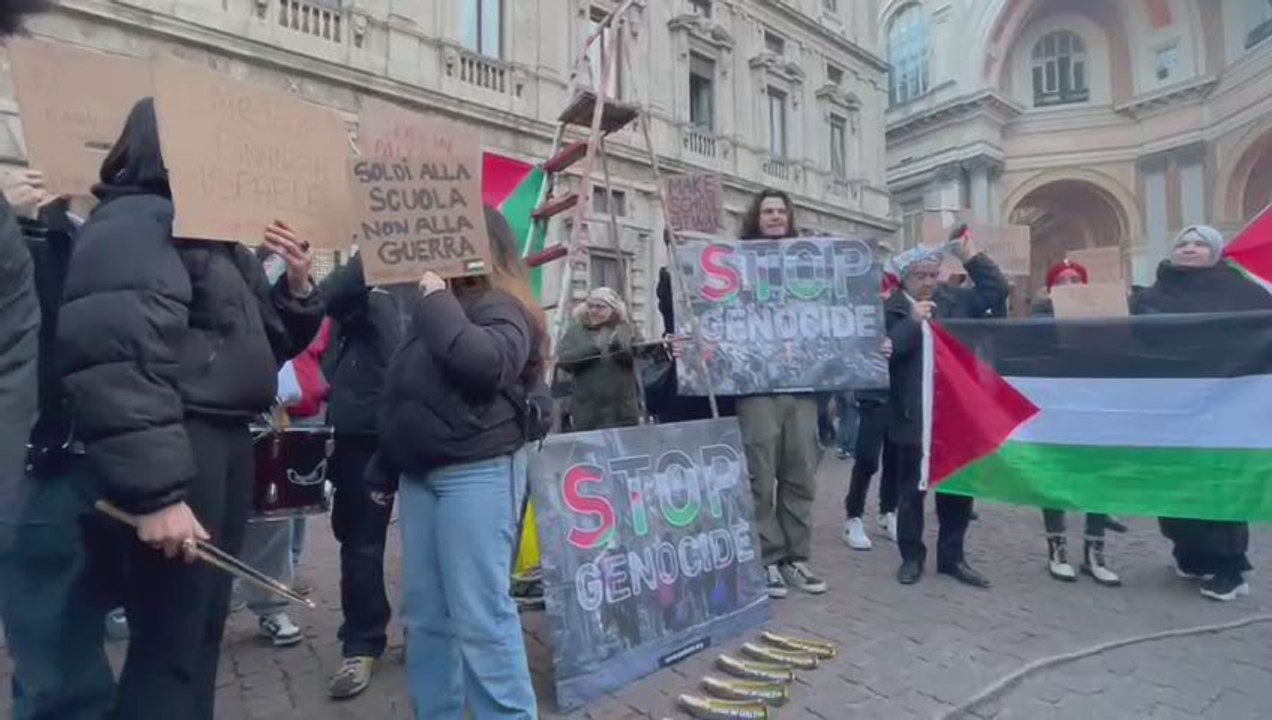 Prima della Scala, protesta in piazza: dalla Palestina ai lavoratori