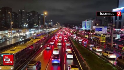 Yağmur şiddetini artırınca İstanbul trafiği kilitlendi