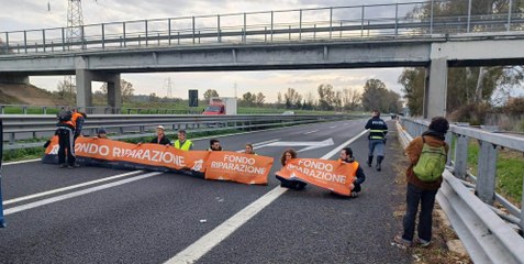Gli ambientalisti fuori dal carcere di Civitavecchia