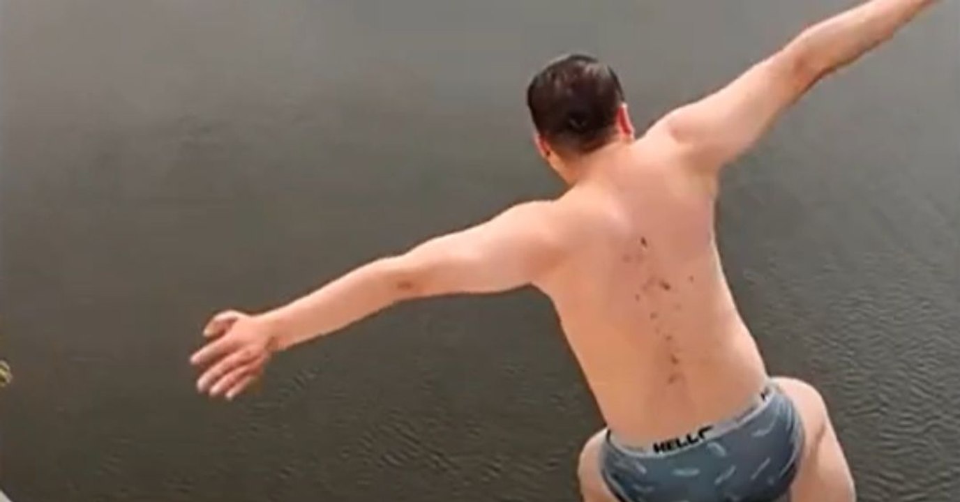 Necesito que este hombre me de clases de natación
