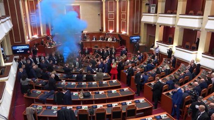 Αλβανία: Βουλευτές άναψαν καπνογόνα μέσα στην Βουλή