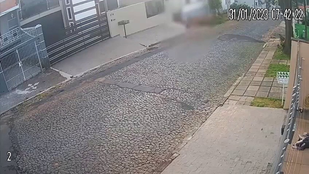 Motociclista que deu tapa em nádegas de mulher é condenado por importunação sexual no Paraná; relembre vídeo