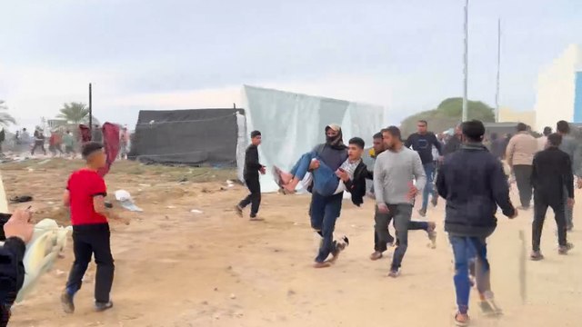 محاولات انتشال شهداء وجرحى سقطوا بقصف في محيط مستشفى بدير البلح