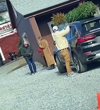 Cet idiot accroche son sapin sur le toit de la voiture mais a oublié un petit détail