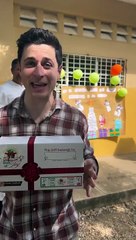 El actor de "Los hechizeros de Waverly Place" David Henrie dona juguetes en RD