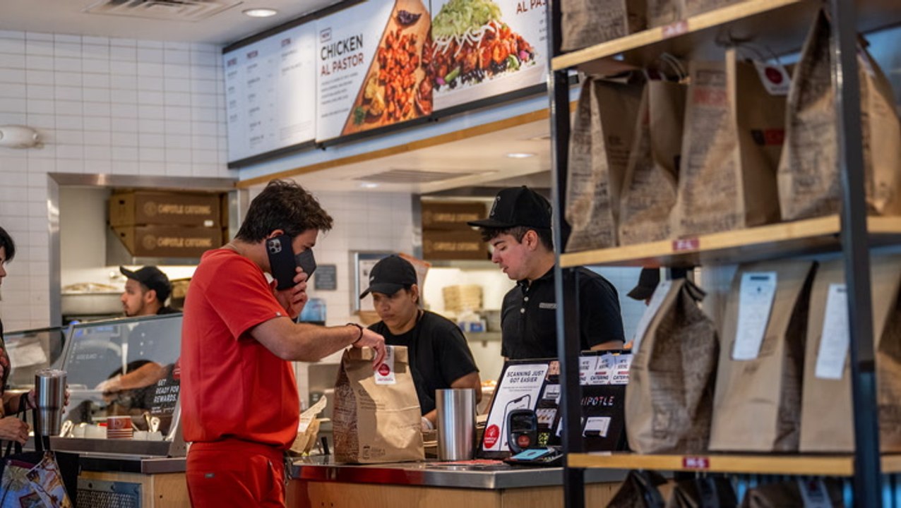 Woman Who Threw Burrito Bowl at Chipotle Worker Sentenced to Work 2 Months in Fast Food Job