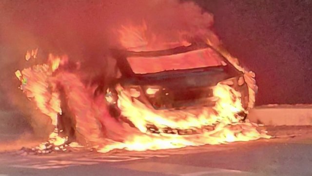 인천공항 인근에서 승용차 화재...운전자 병원 이송 / YTN