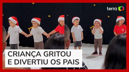 Criança viraliza após se empolgar em apresentação natalina de escola