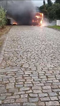 Ônibus fica destruído após pegar fogo em Joinville