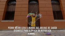 Pedro Bolha leva o mundo das bolhas de sabão gigantes para a Praça da República