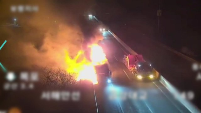 고속도로 방호벽 들이받은 화물차 화재... 졸음운전 / YTN