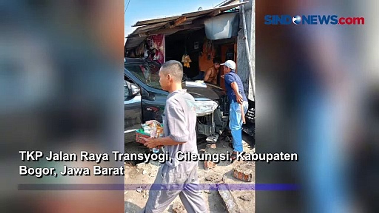 Minibus Serempet Mobil dan Tabrak Warung  di Bogor, Sopir Diduga Mengantuk