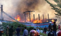 Cháy lớn thiêu rụi 11 tàu cá ở Bình Thuận