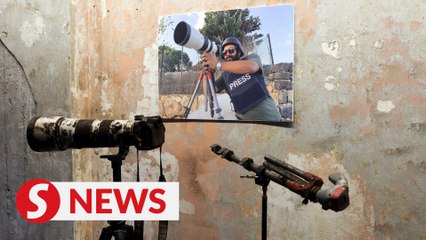 Télécharger la video: Israeli tank fire killed Reuters journalist in Lebanon