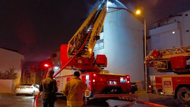 Esenyurt'ta 5 katlı binanın çatısı alevlere teslim oldu