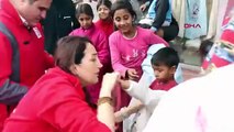 Aide aux bottes et vêtements d'hiver du Croissant-Rouge turc aux enfants des familles dans le besoin à Bayındır