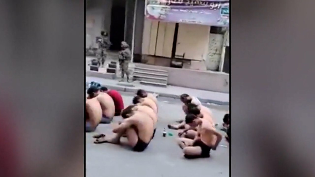 İsrail askerleri teslim olan Gazzelileri soyup kelepçeledi