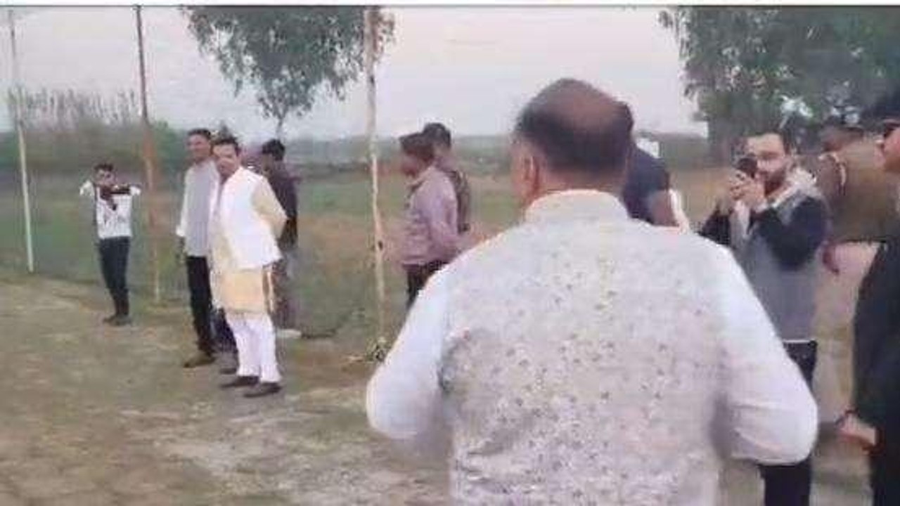 अमरोहा: क्रिकेटर मोहम्मद शमी से मिलने पहुंचे रामपुर से भाजपा विधायक